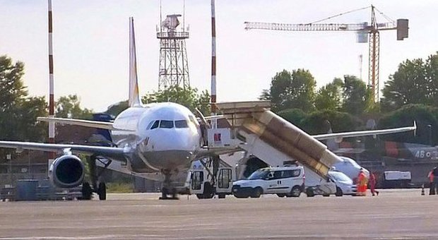 Paura su aereo Germanwings diretto a Roma: fumo in cabina, atterraggio d'emergenza a Pisa