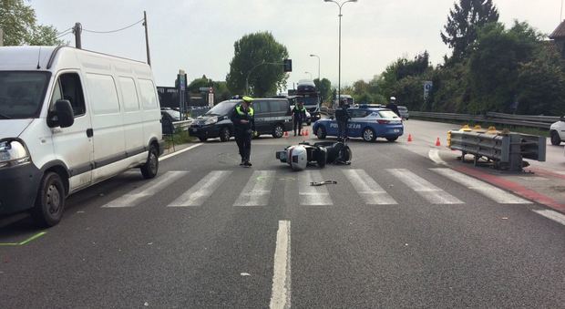 Incidente a Mestre, traffico in tilt, conducente dello scooter all'ospedale