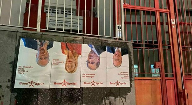 I manifesti affissi a Napoli con la Meloni, Piantedosi, La Russa e Valditara a testa in giù