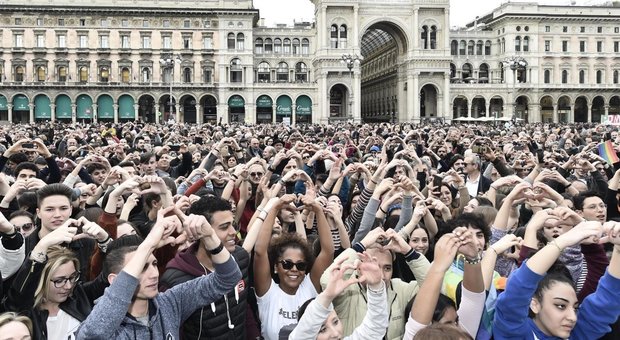 Milano, corteo anti-razzista: «Siamo 200mila». Il sindaco Sala: «Da qui idea diversa d'Italia»