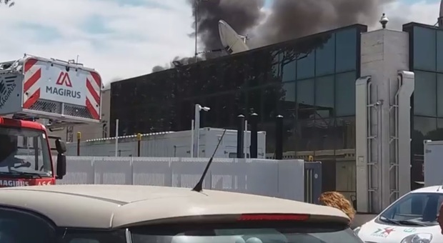 Incendio agli ex studi Sky a Roma: evacuato il palazzo, colonna di fumo nero. Traffico in tilt Video