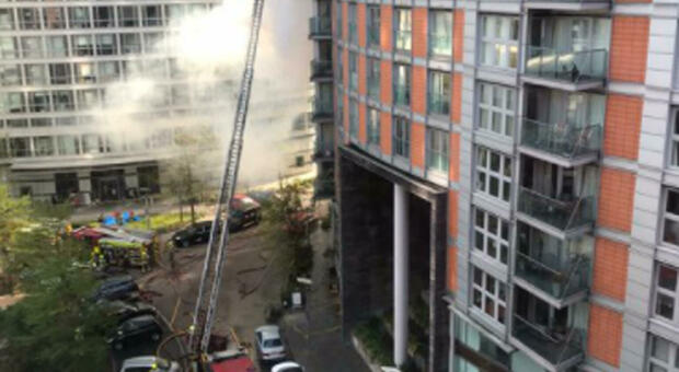 Paura a Londra, maxi incendio in un palazzo popolare di 19 piani: 100 pompieri impegnati VIDEO