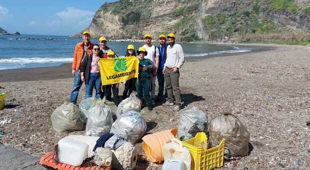 I volontari di Legambiente ripuliscono la spiaggia di Acquamorta