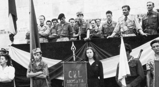Boscagli, secondo da destra, nel maggio 1945 a Schio