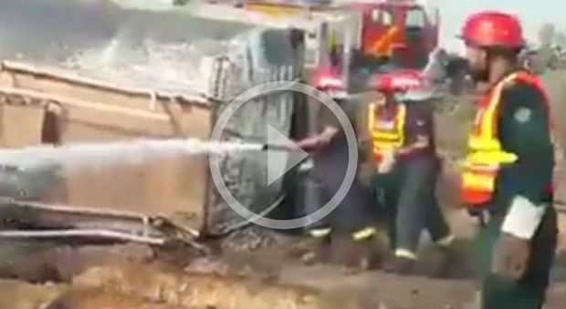 Camion cisterna esplode dopo un incidente, oltre 100 morti