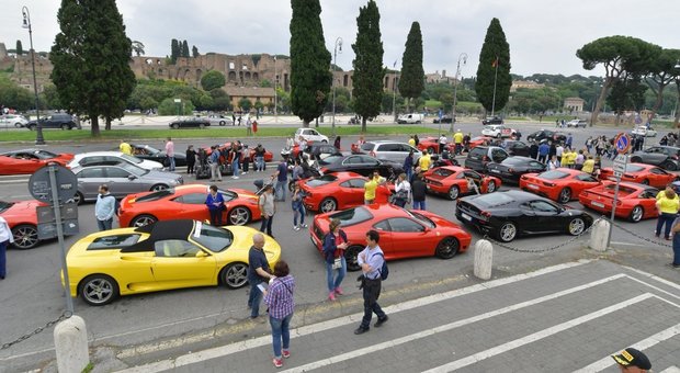 Cinquanta Ferrari accolgono Babbo Natale a Roma