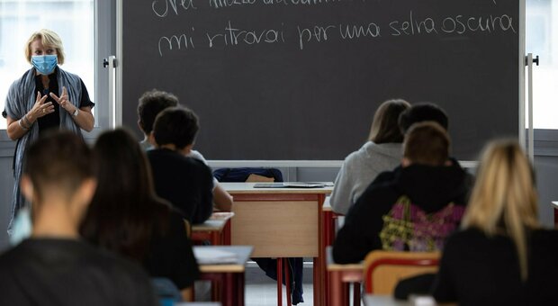 Covid a Pomezia, a scuola torna l'incubo: due positivi al liceo Pascal e alla primaria Trilussa, classi in isolamento