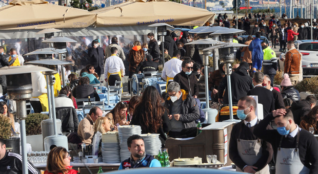 Campania zona gialla, ristoranti pieni e folla sul lungomare di Napoli: «Finalmente!»