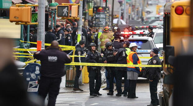 New York, spari e feriti: uomo in fuga vestito da dipendente della metro