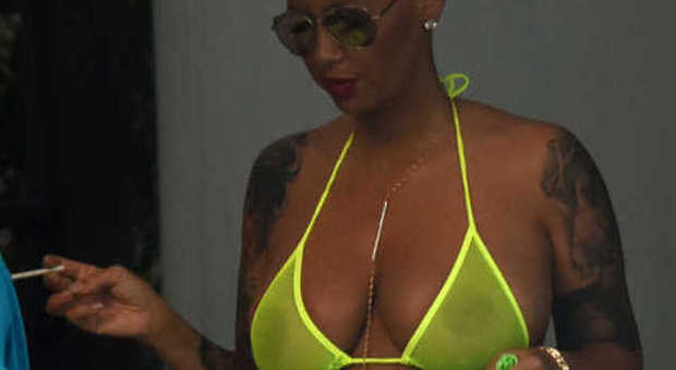 Amber Rose hot, bikini trasparente e forme giunoniche in piscina a Miami