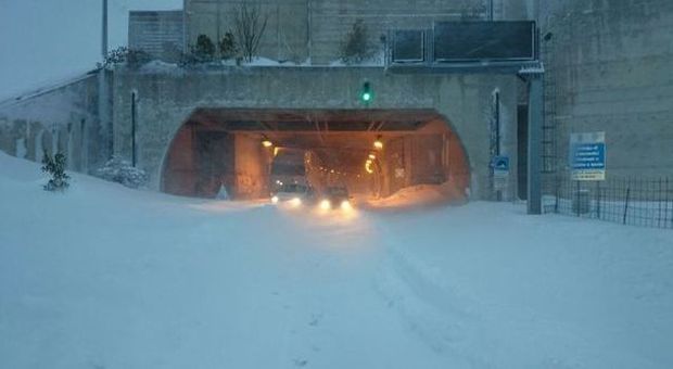 Norcia, bufera di neve: traffico in tilt