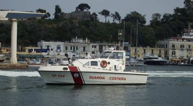 Ischia, Sos da un gommone: 32enne soccorso da Guardia Costiera