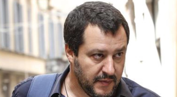 Napoli, alla kermesse M5S a ruba la maglia anti Salvini ”Per quale mojito”