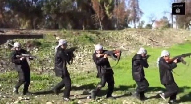 Calci allo stomaco e sangue: così addestrano i bimbi dell'Isis