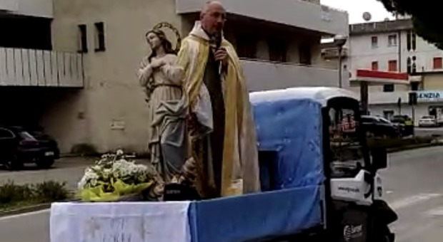 Parroco sulla Apecar gira per il paese col megafono a recitare le preghiere contro il contagio