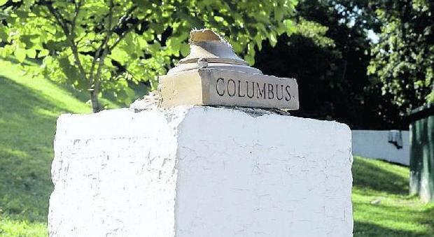 Usa, guerra a Colombo: decapitata la statua. La protesta dell'Italia