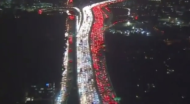 Thanksgiving a Los Angeles e le luci del traffico diventano una scenografia