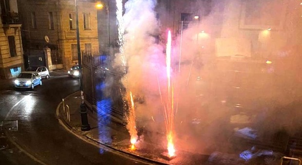 Napoli, notte di follia in via Tasso con i fuochi d'artificio: vetri rotti, il fumo provoca un incidente stradale