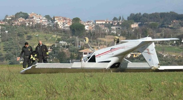Roma, aereo ultraleggero cade a Fidene per una “piantata” del motore, i piloti: «Vivi per miracolo, così ci siamo salvati» Foto