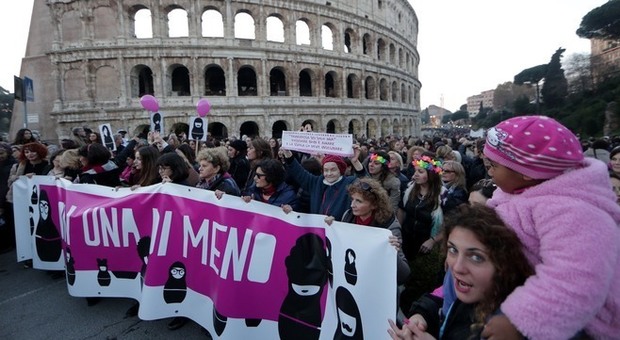Roma, 200mila in piazza per il corteo contro la violenza sulle donne