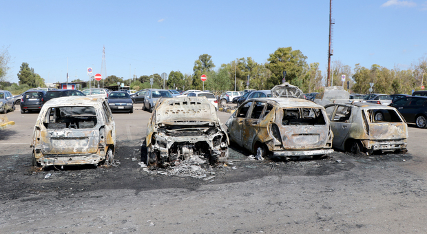 Operai vanno al lavoro in fabbrica, quando tornano nel parcheggio scoprono tutte le auto incendiate
