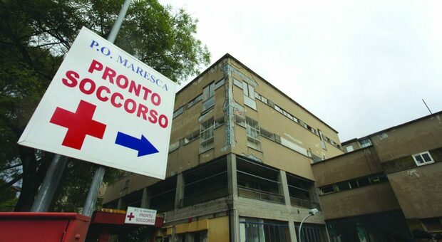 Torre del Greco, aggrediscono infermiera all'ospedale Maresca: denunciati in quattro