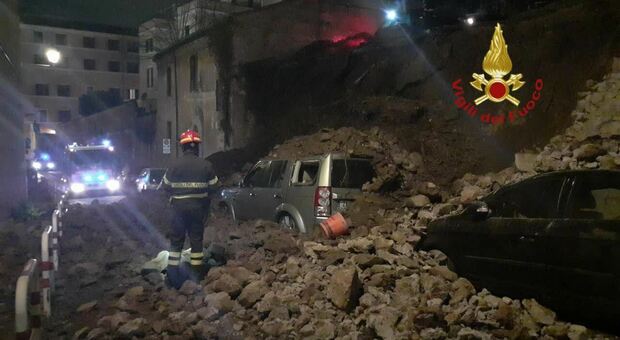 Trastevere, crolla un muro alto 6 metri e lungo 25: distrutte le auto in sosta