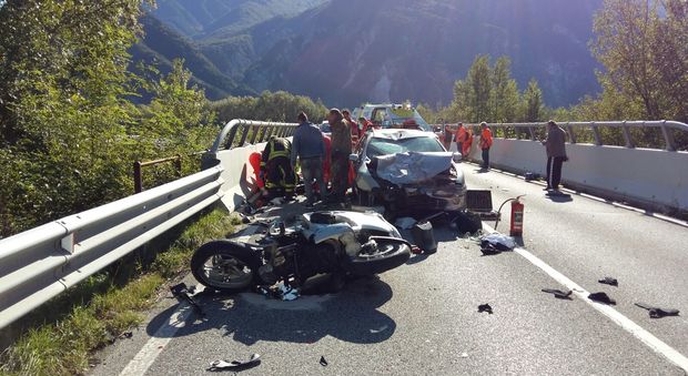 Schianto choc in autostrada: operaio investito sull'A23, gravissimi due motociclisti