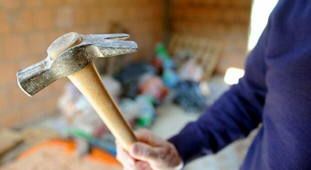 Tossicodipendente minaccia i genitori con martello e taglierino: arrestato nel Napoletano