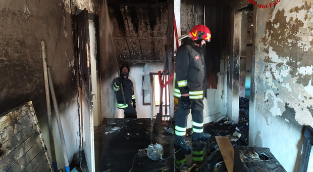 Incendio in appartamento, edificio non agibile, tre famiglie evacuate
