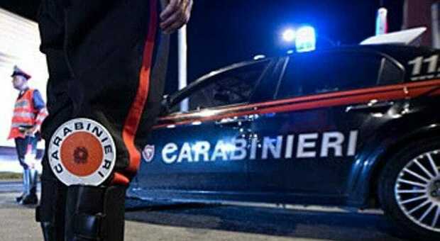 In retromarcia contro l'auto dei Carabinieri per scappare: arrestato 21enne, denunciati i tre a bordo