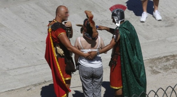 Roma, minacce ai turisti per le foto al Colosseo. «Ti scorto al bancomat», fratelli centurioni condannati