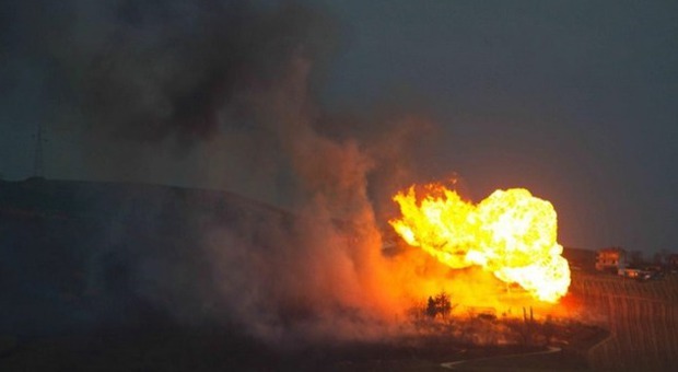 Maltempo, scoppia metanodotto a Teramo: 3 feriti, fiamme visibili da diversi km