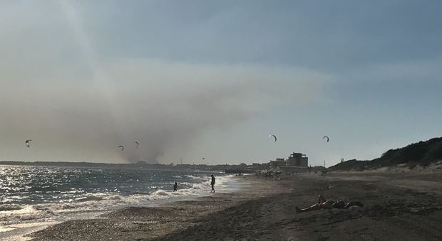 La colonna di fumo dell'incendio a Nettuno visibile dalla spiaggia di Latina