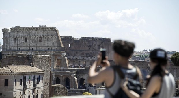 Roma, scippano la borsa a una turista al Colosseo: arrestati due algerini