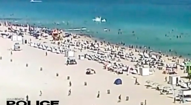 il momento in cui l'elicottero precipita in mare a Miami Beach