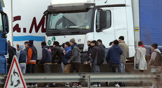 Francia, i migranti sbarrano la strada a Calais: muore un camionista