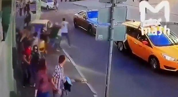 Taxi sulla folla, in Russia è paura terrorismo: «Nascondono le cattive notizie perché ci sono i Mondiali»