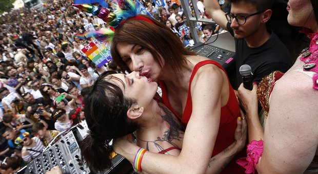 immagine Asia Argento e Vladimir Luxuria, bacio saffico al gay pride di Roma