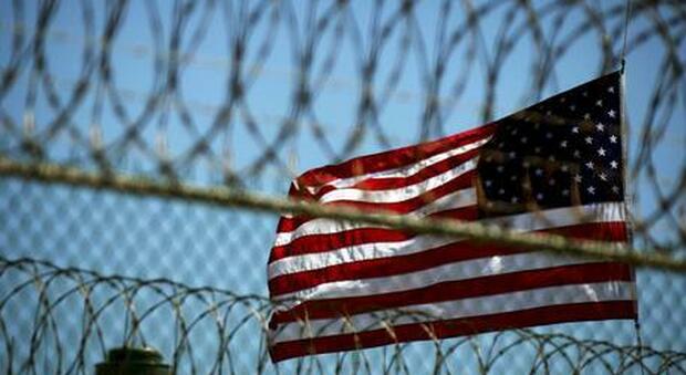 Covid Usa, vaccinati i detenuti di Guantanamo? È rabbia social, il Pentagono: «Tutto sospeso»