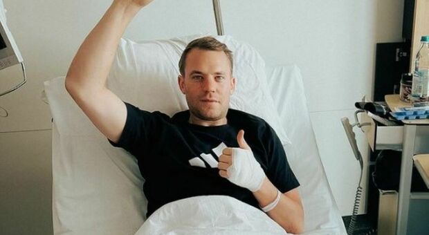 Incredibile Neuer, la sua stagione è finita: «Mi sono dato allo sci e mi sono rotto una gamba»