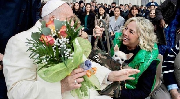 «Il cane è mio, non ho chiesto al Papa di benedirlo: ora vi racconto la verità». La storia della docente marchigiana Simona Rosati