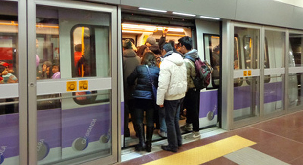 Milano, bidone sospetto vicino ai binari: metro ferma per allarme bomba