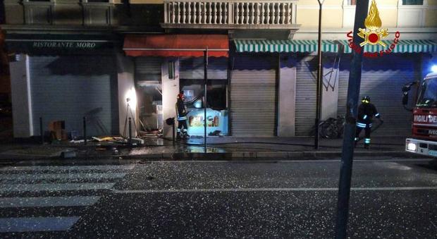 Negozio di kebab incendiato in via Piave. Un uomo ustionato