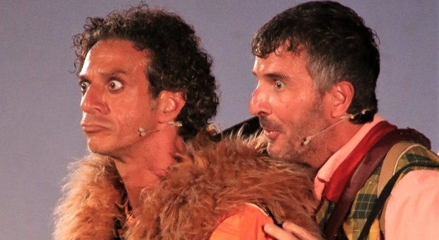 Salvo Ficarra e Valentino Picone in una scena dello spettacolo "Le rane"