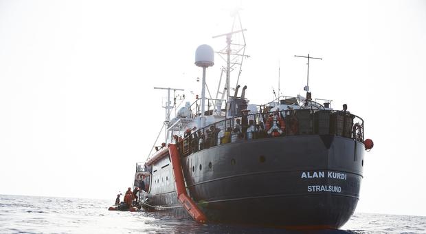 Migranti, nave Alan Kurdi a Sud di Lampedusa. Salvini: «Ong avvisata mezza salvata»