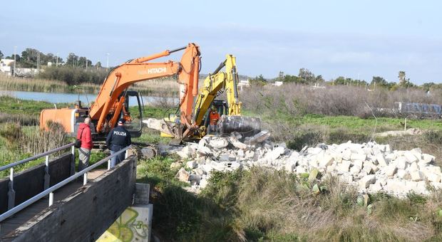 Un intervento di demolizione nelle marine di Lecce