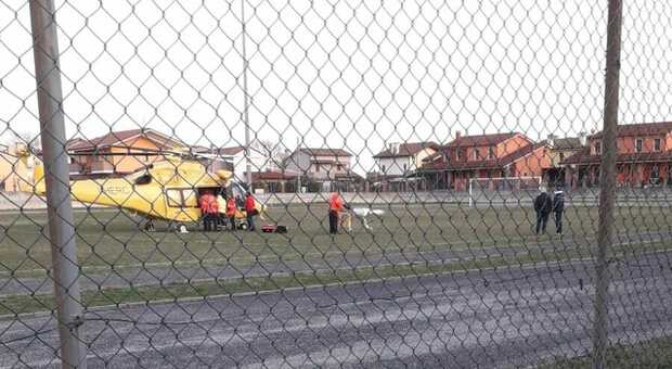 L'elicottero del Suem atterrato nel campo sportivo di Cavarzere
