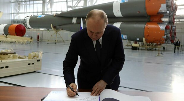 Putin alza i toni (e maschera le difficoltà): lo zar richiama l'esercito all'attacco cruciale a Est