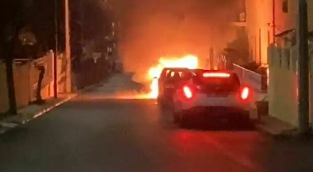 Auto in fiamme nella notte, l'ennesima nel Salento: distrutta Bmw del cugino di un imprenditore